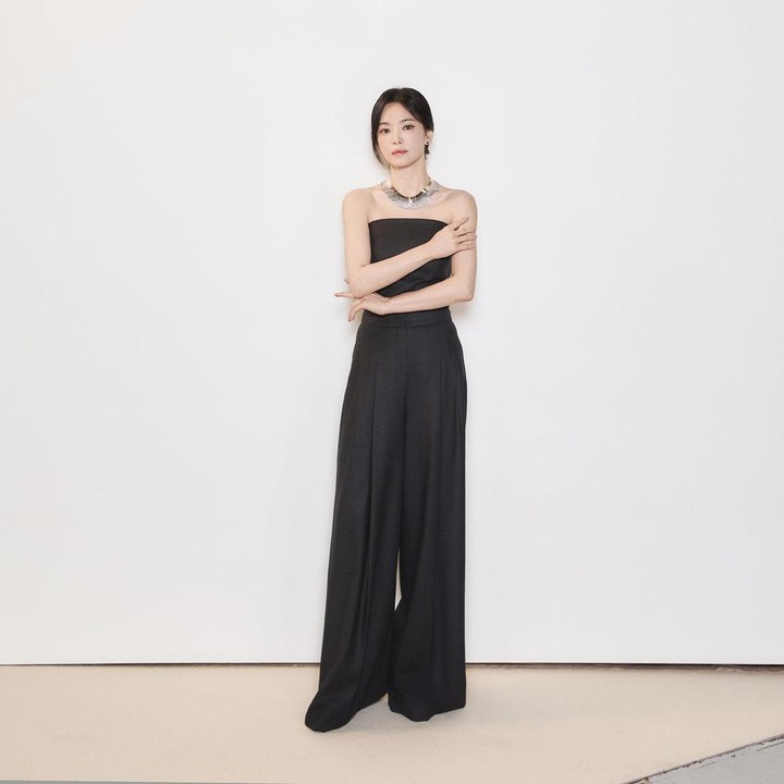 <p>Kali ini, Song Hye Kyo berkesempatan hadir di acara rumah mode Chaumet, merek perhiasan terkemuka asal Paris. Song Hye Kyo hadir sebagai<em> brand ambassador</em> dari rumah mode tersebut. (Foto: Instagram @kyo1122)</p>