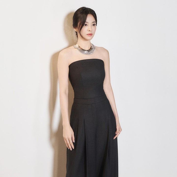 <p>Penampilan Song Hye Kyo di acara rumah mode asal Paris itu membuatnya panen pujian, Bunda. "Penampilannya semakin memesona dari waktu ke waktu. Cantik dan menakjubkan," komentar netizen @phh**** (Foto: Instagram @kyo1122)</p>