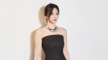 5 Potret Elegan Song Hye Kyo dalam Balutan Outfit Serba Hitam