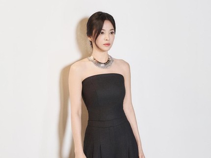 5 Potret Elegan Song Hye Kyo dalam Balutan Outfit Serba Hitam