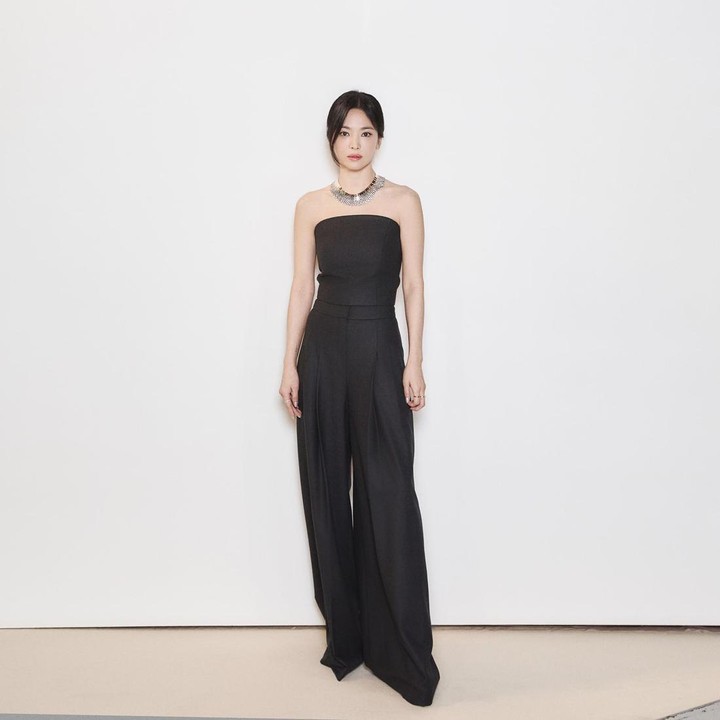 <p>Outfit yang dikenakan oleh aktris 42 tahun ini juga tak kalah modis. Ia mengenakan setelan <em>loose pants</em> dan baju berwarna serba hitam. Atasan berpotongan<em> off-shoulder</em> itu membuat perhiasannya jadi pusat perhatian. (Foto: Instagram @kyo1122)</p>