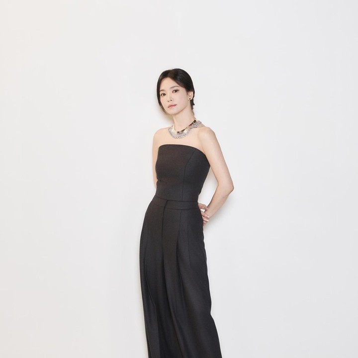 <p>Sukses membesarkan nama di dunia hiburan, Song Hye Kyo juga melebarkan sayap ke dunia <em>fashion.</em> Ia kerap menjadi tamu di berbagai acara mode dari merek bergengsi. (Foto: Instagram @kyo1122)</p>
