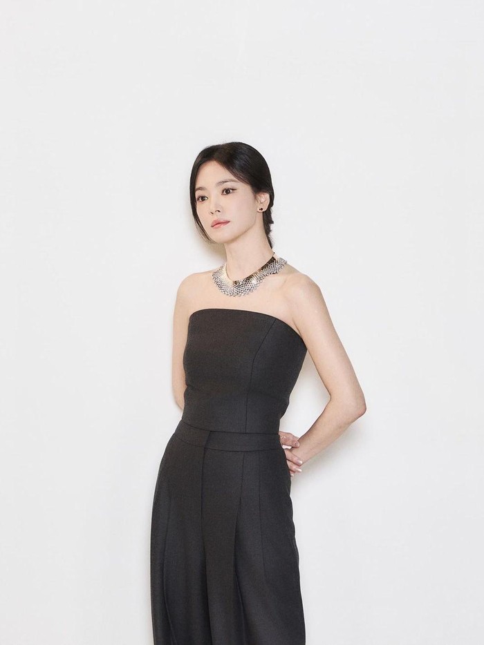 Bintang The Glory tersebut tampil dengan gaya minimalis dalam balutan tube top dan pants berwarna senada, serta beberapa perhiasan dari Chaumet./ Foto: instagram.com/kyo1122