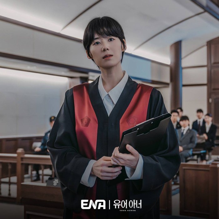 Tayang sejak (10/8) lalu, drama thriller crime dengan perolehan rating tinggi tersebut menampilkan sang aktris sebagai Kang So Young, seorang jaksa yang berdedikasi tinggi dan tegas demi menegakkan keadilan./ Foto: instagram.com/channel.ena.d