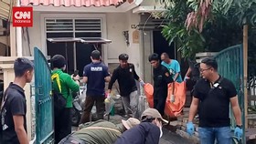 VIDEO: Pasutri Lansia Ditemukan Tewas Bersimbah Darah