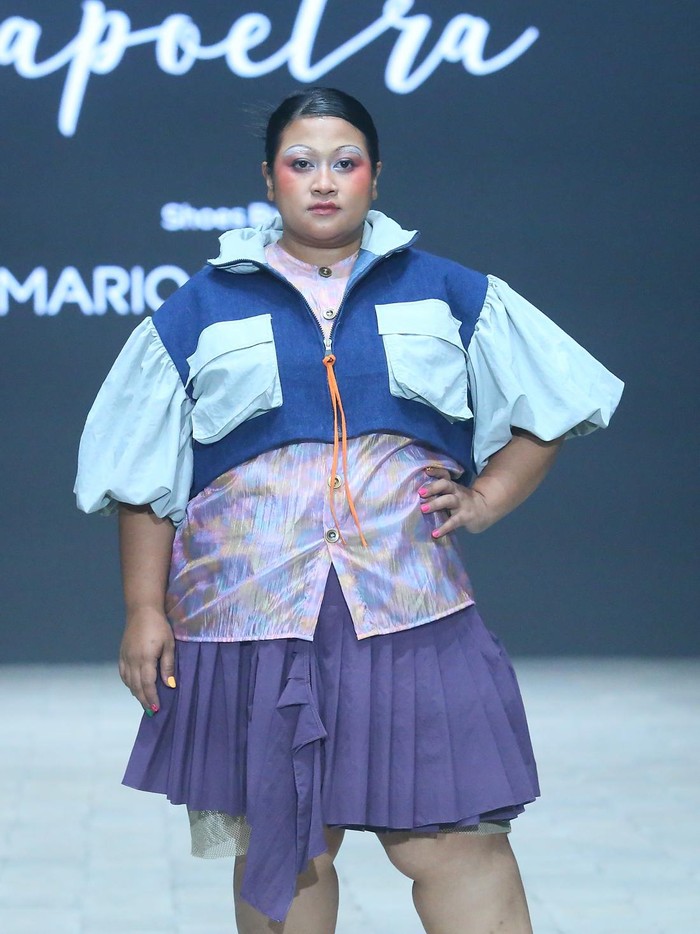 Perpaduan material semakin unik dengan mengandalkan permainan cutting serta struktur. Siluet boxy yang sporty, volume seperti aksen balon, hingga yang flowy dijumpai pada tampilan/ Foto: Dok. Plaza Indonesia Men's Fashion Week