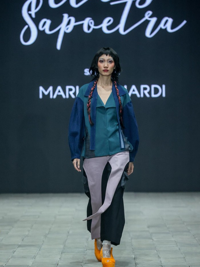 Sementara dari segi warna, pilihan aneka palet warna terkombinasi bak color-blocking atau tabrak warna. Perpaduan rona gelap dengan sentuhan pop menjadikan kesatuan look lebih atraktif. Bagaimana menurutmu, Beauties?/ Foto: Dok. Plaza Indonesia Men's Fashion Week