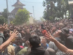 Aksi Bos Batik Pekalongan Sebar Duit Rp 35 Juta Bikin Warga Rebutan