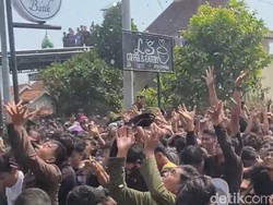 Heboh Bos Batik Pekalongan Sebar Duit Rp 35 Juta, Warga Berebut hingga Pingsan