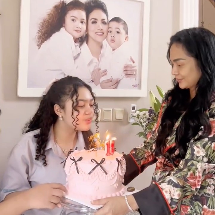 <p>Putri Krisdayanti dan Raul Lemos itu mendapat kejutan pada hari ulang tahunnya. Sang Bunda membawakan kue bernuansa coquette dengan aksen pita yang manis. (Foto: Instagram @krisdayantilemos)</p>