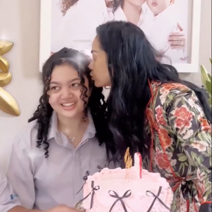 <p>Usai meniup lilin pada kue ulang tahunnya, Amora mendapatkan ciuman penuh kasih dari sang ibunda. "Saya sampaikan Tuhan begitu baik memberi banyak nikmat untuk Amora. Semoga Amora tetap berhati baik, happy birthday sayang," ujar sang Bunda. (Foto: Instagram @krisdayantilemos)</p>