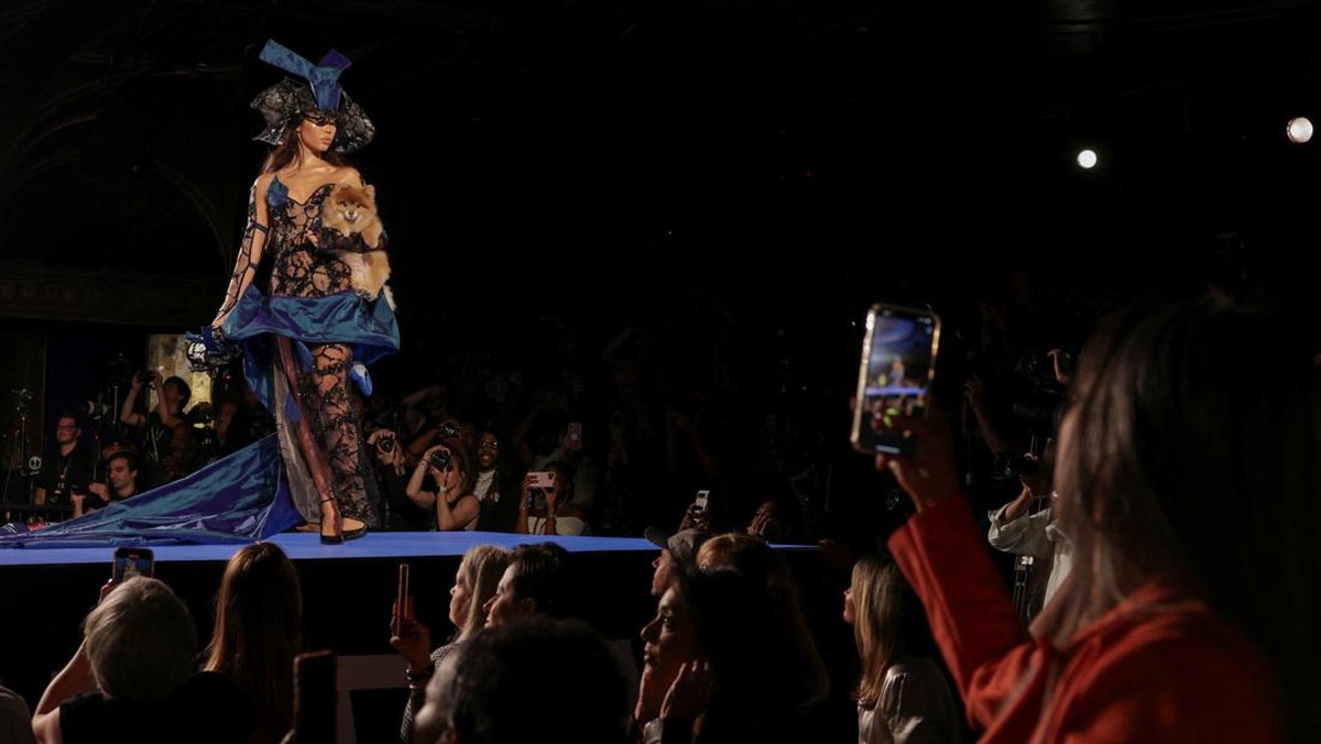 FOTO: Gemasnya Anjing-anjing yang Melenggang di Catwalk