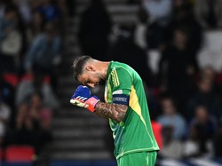 Donnarumma Lagi Benerin Sarung Tangan, Eh Kebobolan