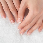Simpel dan Elegan, Intip 5 Ide French Vanilla Nail yang Bisa Kamu Coba