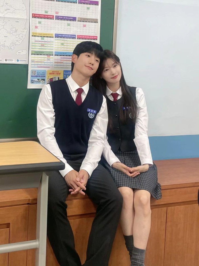 Jung Hae In dan Jung So Min sukses menjadi perbincangan hangat usai penampilan keduanya di drama Korea Love Next Door (2024)./ Foto: instagram.com/holyhaein