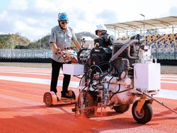 Jelang MotoGP 2024, Lintasan Sirkuit Mandalika Dicat Ulang