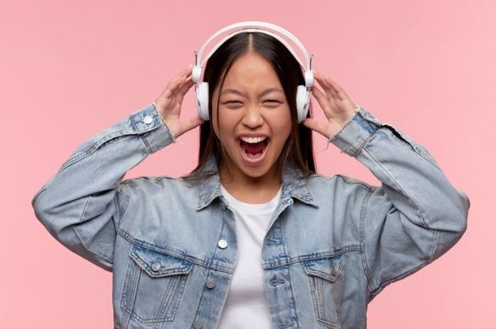 Mendengarkan musik terlalu berlebihan/Foto: Freepik/Freepik