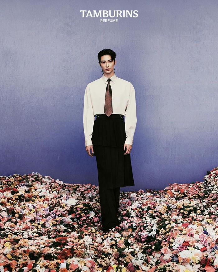 Pada Selasa, (27/8), TAMBURINS memperkenalkan koleksi parfum terbaru, “EVENING GLOW”, melalui akun Instagram resminya. Buat fans semakin tidak sabar, koleksi kali ini adalah hasil kolaborasi dengan Byeon Woo Seok. / Foto: instagram.com/tamburinsofficial