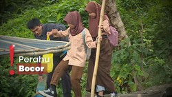 img-title Kisah Para Guru yang Harus Menyebrangi Sungai Demi ke Sekolah