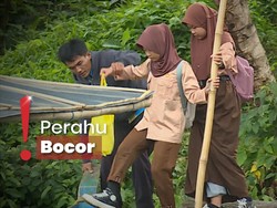 Kisah Para Guru yang Harus Menyebrangi Sungai Demi ke Sekolah