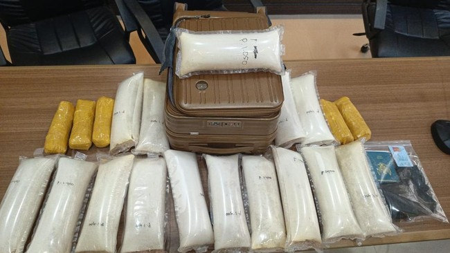 Petugas Balai Besar Karantina Hewan, Ikan dan Tumbuhan (BBKHIT) Bali, dan Bea Cukai di Bandara International, I Gusti Ngurah Rai, Bali.