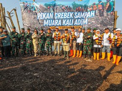 Heru-Rektor Unhan Keruk Sedimen hingga Tanam Pohon di Rumah Apung Jakut