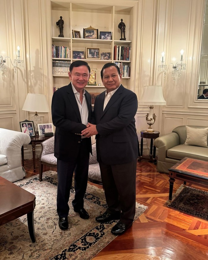 Menhan sekaligus Presiden terpilih, Prabowo Subianto, melanjutkan lawatannya ke sejumlah negara tetangga. Terbaru, Prabowo ke Bangkok, Thailand, bertemu mantan Perdana Menteri (PM) Thaksin Shinawatra ditemani Didit Hediprasetyo.