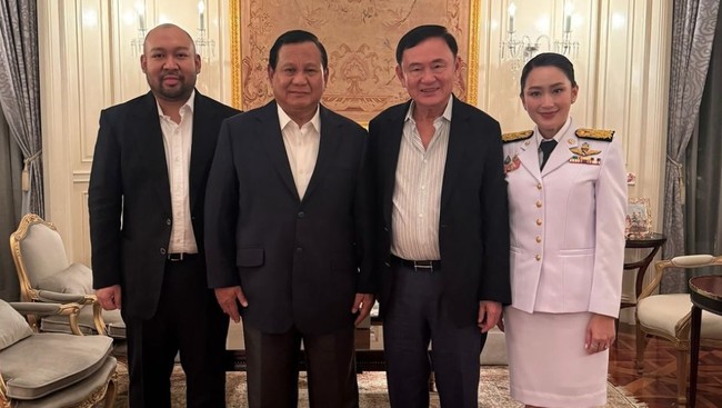 Prabowo Subianto didampingi putranya, Didit Hediprasetyo, makan malam bersama eks PM Thailand Thaksin Shinawatra dan PM Paetongtarn Shinawatra.