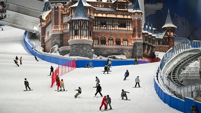 Shanghai membuka resor ski indoor terbesar di dunia pada hari Jumat (6/9), di saat Agustus lalu, China dilaporkan menghadapi cuaca terpanas dalam 60 tahun.