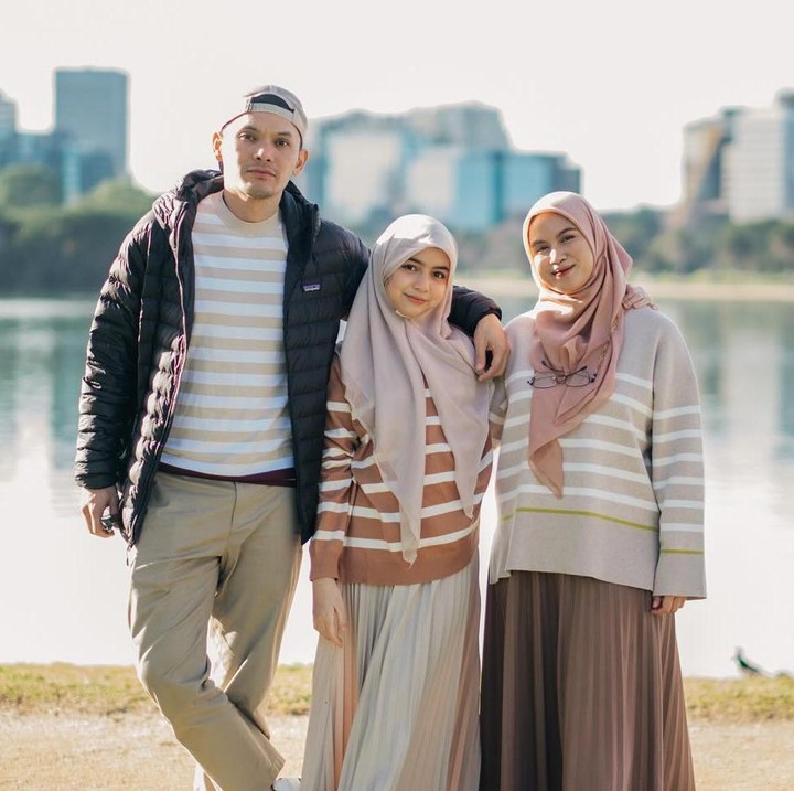 <p>Tak hanya berdua, Ben dan Sienna juga sering melakukan quality time bersama Nesyana Ayu. Tengok saja potret kompak mereka dengan busana <em>stripes</em> saat liburan. (Foto: Instagram @benkasyafani)</p>