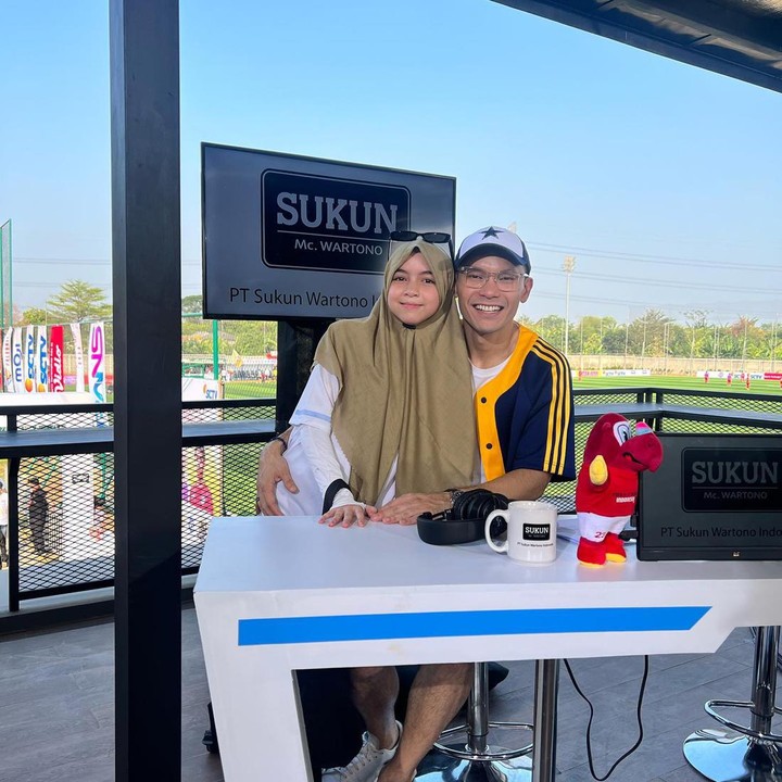 <p>Sienna juga sering mendampingi sang Ayah ketika sedang bekerja, lho. Intip saja potret kedekatan mereka di lokasi syuting. (Foto: Instagram @benkasyafani)</p>