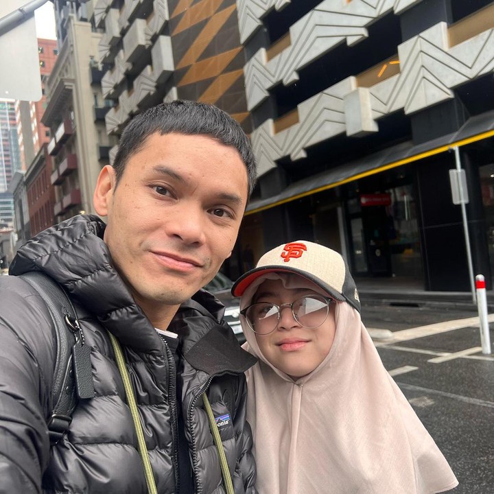 <p>Kedekatan Sienna dan sang Ayah kerap membuat mereka dibanjiri komentar netizen. "Aduhhhh Siena cantik banget dan bapaknya juga msh awet muda aja....kalo gak tau kirain jalan sama ABG...." kata akun @rereynyaa****. "MasyaAllah, aku salut sama parentingnya barakallah," ucap @ellakha**** (Foto: Instagram @benkasyafani)</p>