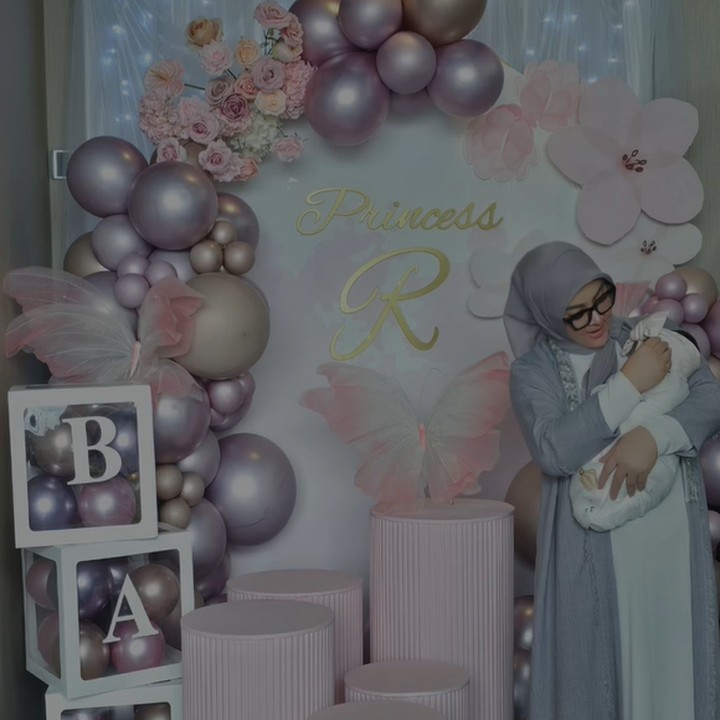 <p>Usai melahirkan di Singapura, Syahrini langsung membuat perayaan untuk menyambut kelahiran sang putri. Ia melakukan sesi pemotretan bersama keluarga tercinta. (Foto: Instagram @princessyahrini)</p>
