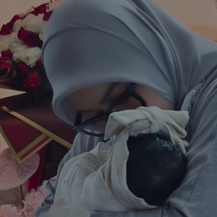 <p>Putrinya yang diberi nama Baby R menambah kebahagiaan di rumah tangga Syahrini dan Reino Barack. Baby R lahir pada 1 Agustus 2024 dan sudah berusia satu bulan. (Foto: Instagram @princessyahrini)</p>