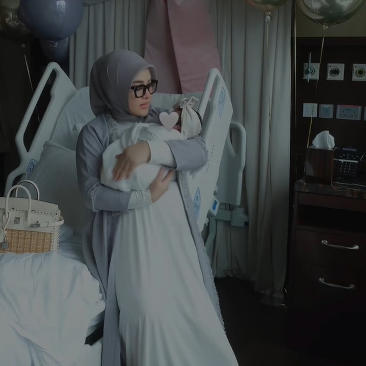 <p>Syahrini tengah diselimuti kebahagiaan. Ia menikmati peran barunya sebagai seorang Bunda sejak dikaruniai seorang putri. (Foto: Instagram @princessyahrini)</p>