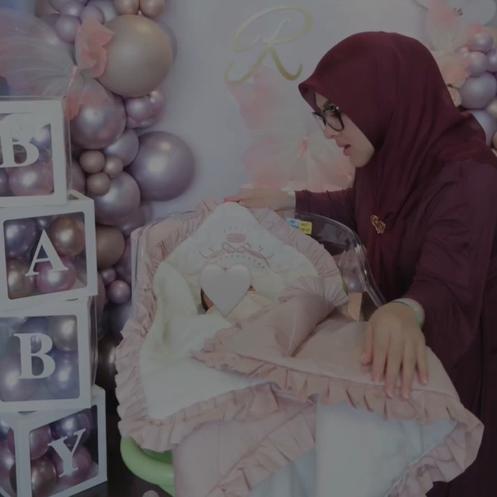 <p>Meski begitu, Syahrini dan Reino Barack masih belum mengungkapkan nama asli dan foto Baby R yang tidak disensor. Mereka masih menjaga privasi putri sulungnya. (Foto: Instagram @princessyahrini)</p>