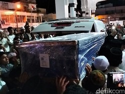 Warga Aceh Salatkan Jenazah Bacawagub Tu Sop di Masjid Raya Baiturrahman