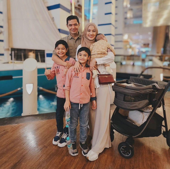 <p>Alyssa dan Dude sebelumnya menyembunyikan wajah Aulia dari hadapan publik. Saat mengunggah foto keluarga di media sosial, pasangan ini hanya menampilkan bagian punggung sang putri. (Foto: Instagram@ichasoebandono)</p>