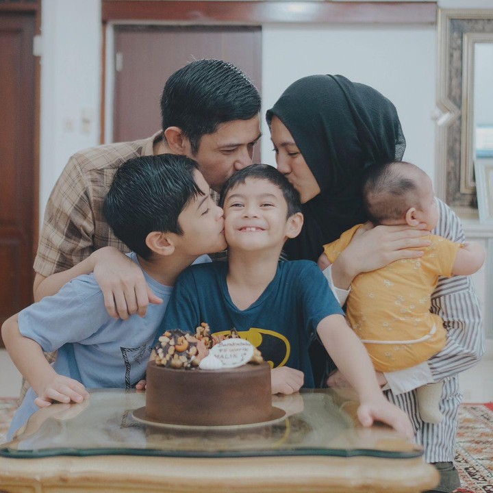 <p>Alyssa Soebandono dan Dude Harlino adalah pasangan artis yang resmi menikah pada 22 Maret 2014. Rumah tangga mereka kemudian dilengkapi dengan kehadiran tiga anak yang tampan dan cantik, Bunda.(Foto: Instagram@ichasoebandono)</p>