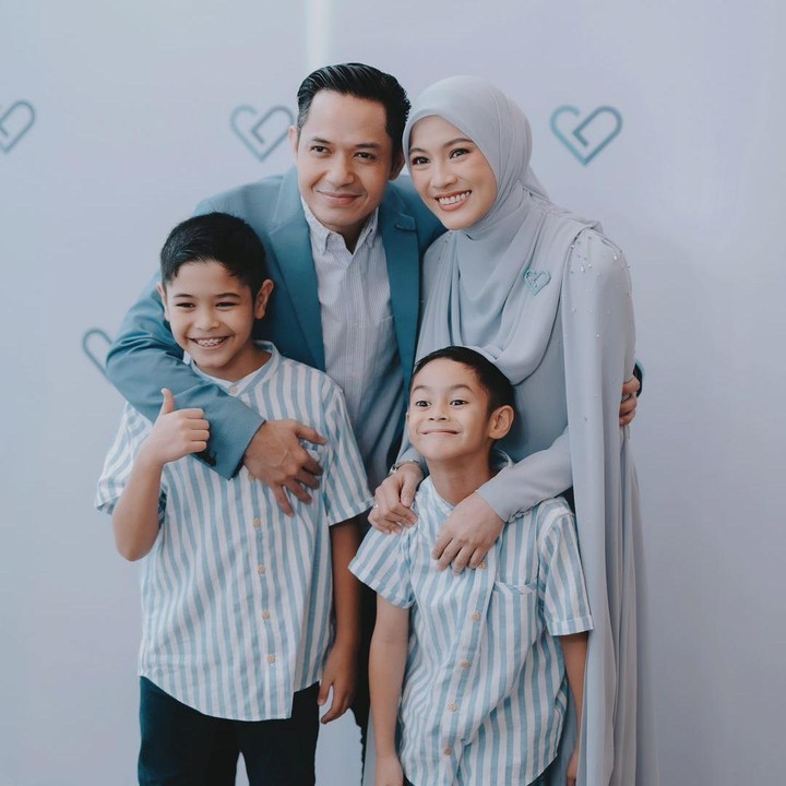 <p>Pasangan artis satu ini dikaruniai anak pertama dan kedua berjenis kelamin laki-laki. Mereka adalah Muhammad Dirgantara Ariendra Harlino yang kini berusia 9 tahun dan Malik Mahendra Harlino berusia 7 tahun. (Foto: Instagram@ichasoebandono)</p>