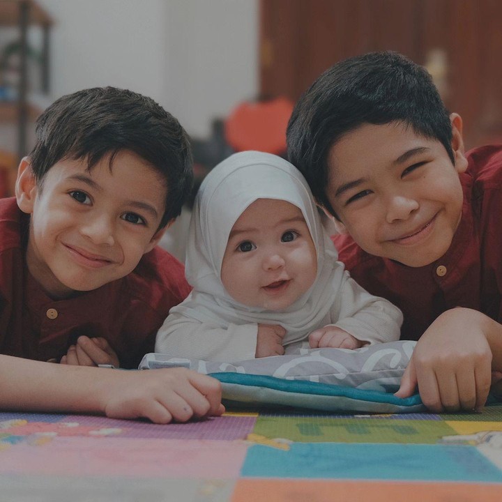 <p>Namun, Alyssa akhirnya mengungkap wajah menggemaskan Si Kecil yang telah menginjak usia empat bulan. "Halo Oom & Tante, ini aku... Aulia. Sekarang usia aku sudah 4 bulan, Alhamdulillah. Di sebelah kanan kiri aku adalah Abang Rendra dan Abang Malik. Doakan kami agar selalu sehat serta tumbuh menjadi anak-anak sholeh sholehah yah," tulis Alyssa, dikutip dari laman <em>Instagram@ichasoebandono,</em> Minggu (8/9/2024). (Foto: Instagram@ichasoebandono)</p>