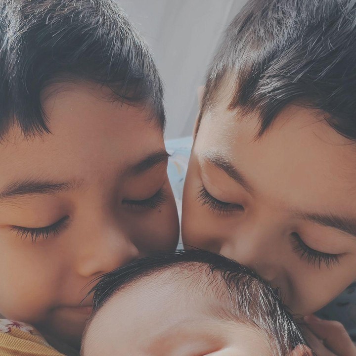 <p>Kebahagiaan mereka bertambah setelah menyambut kelahiran anak ketiganya yang berjenis kelamin perempuan. Ia adalah Aisyah Aulia Putri Harlino yang lahir pada 22 April 2024. (Foto: Instagram@ichasoebandono)</p>