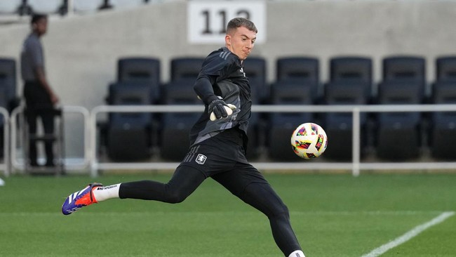 Kiper cadangan Australia Joe Gauci memberikan pujian untuk lapangan latihan Timnas Indonesia, Lapangan A Senayan, jelang duel Kualifikasi Piala Dunia 2026.