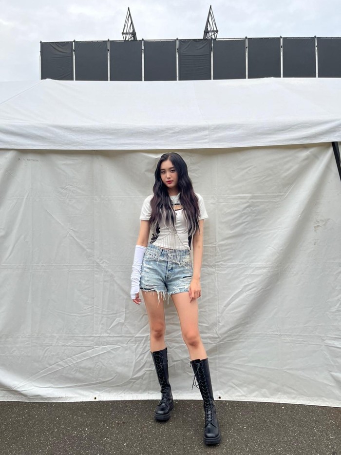 Jadi personel tertinggi di grup, Aisha EVERGLOW memiliki tinggi badan yang mengesankan yakni 174 cm. Postur tubuhnya yang tinggi membuat idol K-Pop yang bergolongan darah B ini lebih menonjol sejak awal dirinya diperkenalkan./ Foto: x.com/EVERGLOW_twt