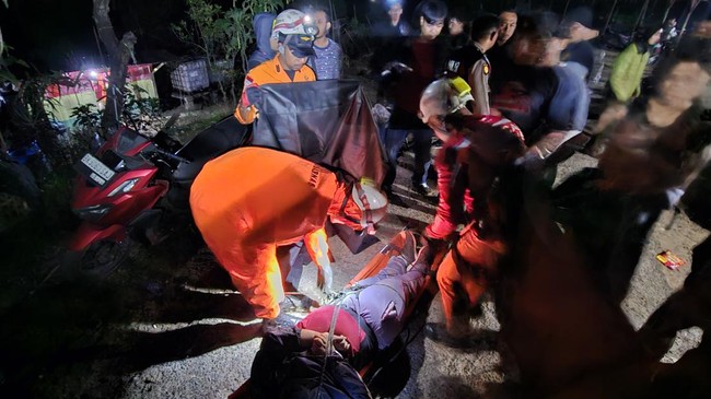 Korban Ronny Syahputra Sinurat (20) terjatuh dari ketinggian sekitar 15-20 meter saat mencoba menuruni salah satu jalur curam di area puncak Gunung Sibayak.