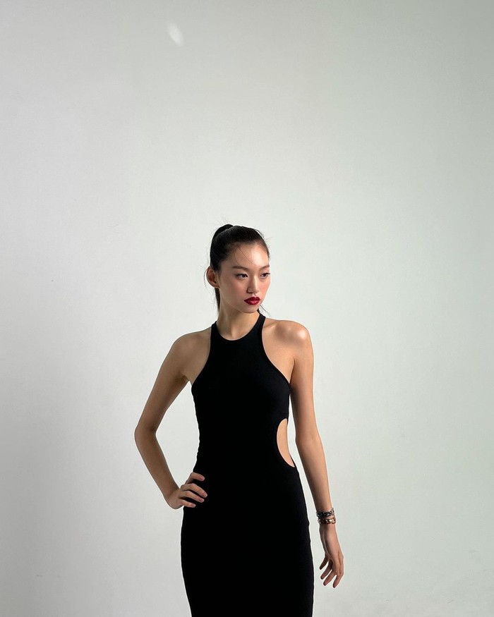 Mantan anggota I.O.I dan Weki Meki, Kim Doyeon, juga dikenal dengan tinggi badan menjulang bak supermodel. Hal tersebut membuatnya sering mendapat pujian dari orang-orang yang merasa terpukau olehnya./ Foto: instagram.com/lafilledhiver_