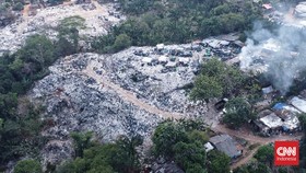 FOTO: Gunungan Sampah di TPA Liar Cinere Depok