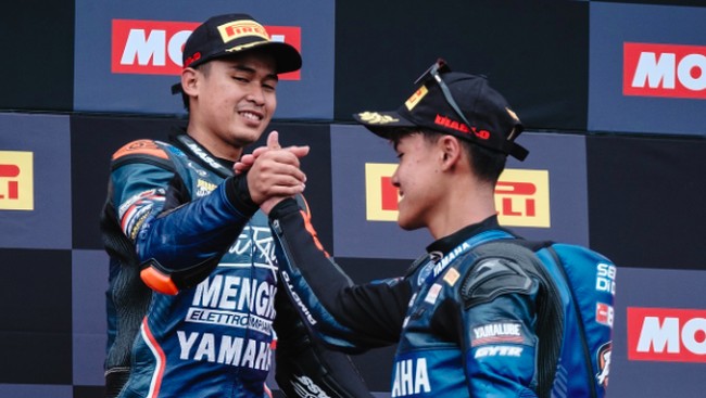 Pembalap kakak beradik asal Indonesia, Galang Hendra Pratama dan Aldi Satya Mahendra berhasil mencetak sejarah dengan sama-sama naik podium di WSSP 300.