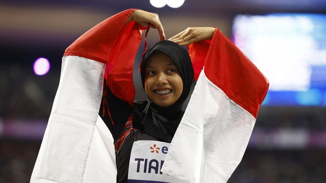 Karisma Evi Tiarani sukses meraih medali perak pada nomor 100 meter putri T42 sekaligus pecah rekor dunia di Paralimpiade 2024, Minggu (8/9) dini hari WIB.