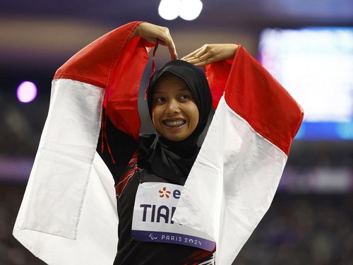 Paris 2024 Paralympics - Athletics - Women's 100m - T63 Final - Stade de France, Saint-Denis, France - September 7, 2024 Karisma Evi Tiarani of Indonesia celebrates after winning silver REUTERS/Stephanie Lecocq